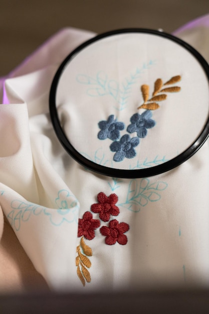 Ręcznie haftowana tkanina z kwiatowym motywem